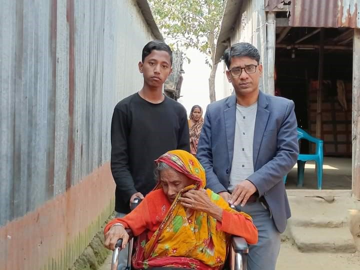 হুইলচেয়ার পেয়ে আনন্দে কাঁদলেন প্রতিবন্ধী বৃদ্ধা