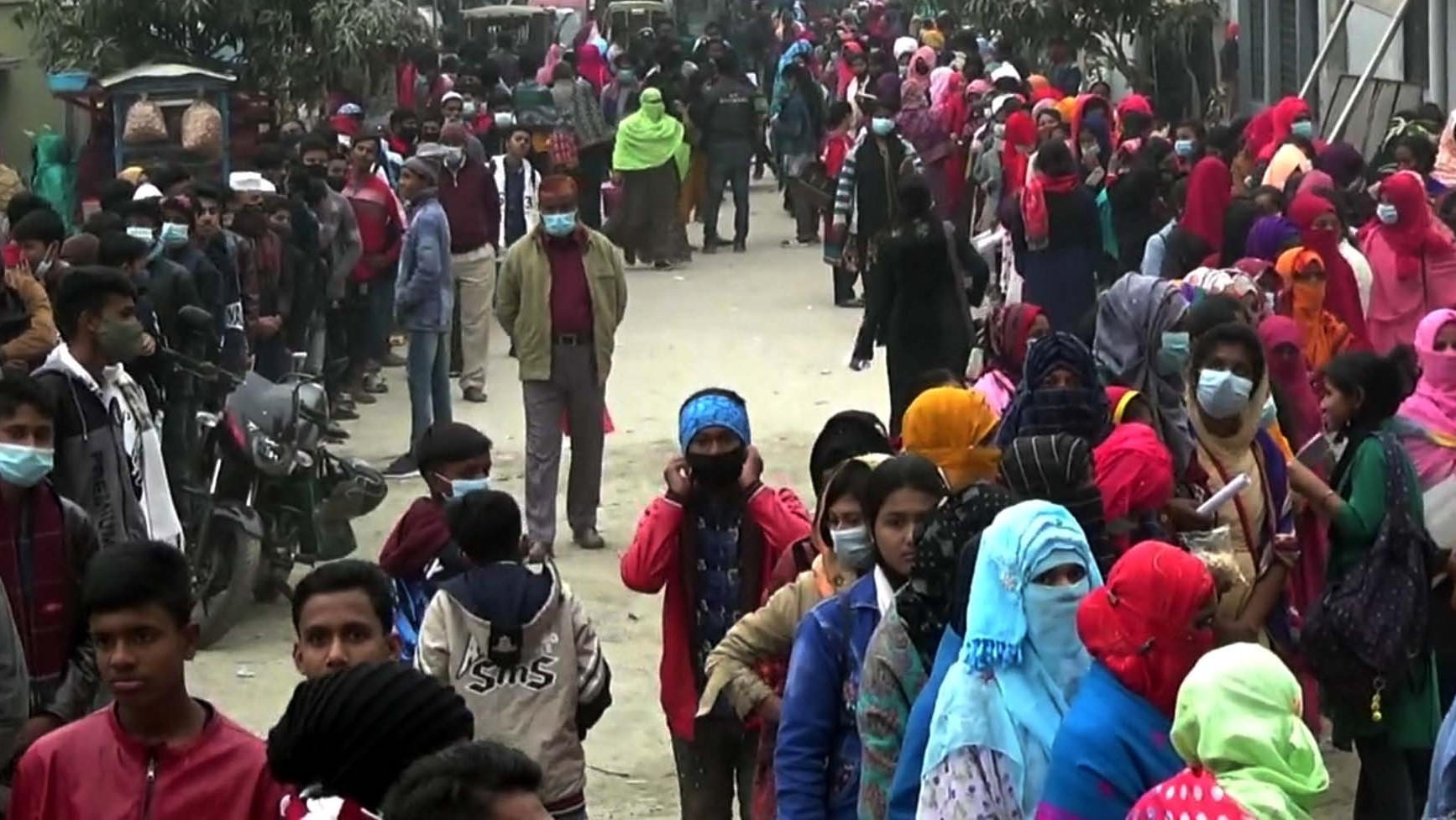 বাগেরহাটে করোনা শনাক্তের হার ৫০ শতাংশ, টিকা নিতে শিক্ষার্থীদের ভীড়