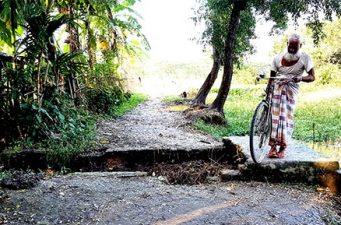 লালমোহনে কালভার্ট মেরামতের অভাবে ৪ গ্রামবাসীর দুর্ভোগ