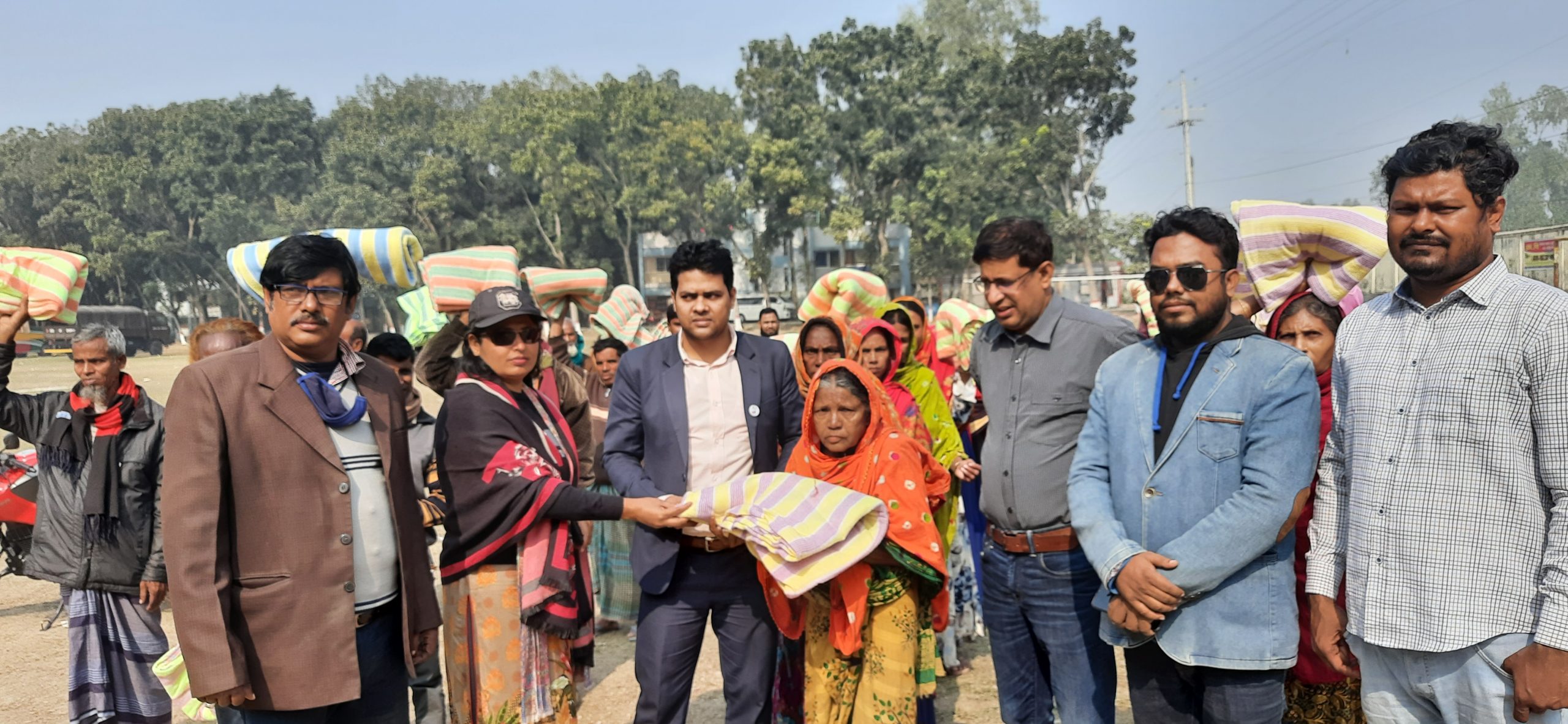 কাজিপুরে ছিন্নমূল দুস্থদের মাঝে শুভ সংঘের কম্বল বিতরণ