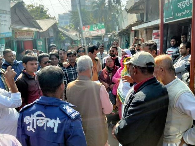 বরগুনা জেলা বিএনপির মানববন্ধন কর্মসূচী পুলিশী বাধাঁয় পন্ড!