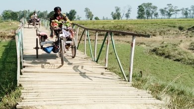 স্বাধীনতার ৫০ বছরেও কপালে জোটেনি আলিহাটবাসীর কাঙ্ক্ষিত সেতু