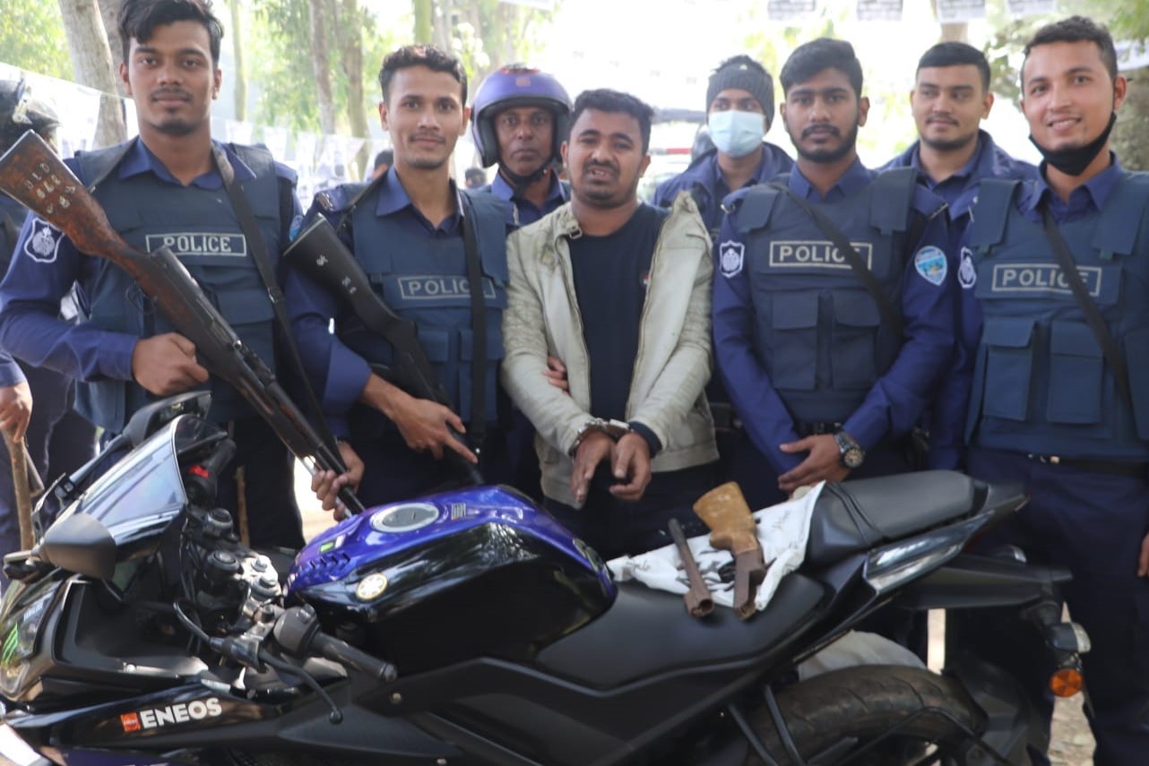 সোনাইমুড়ীতে ভোট কেন্দ্রের পাশে থেকে আগ্নেয়ান্ত্রসহ যুবক আটক