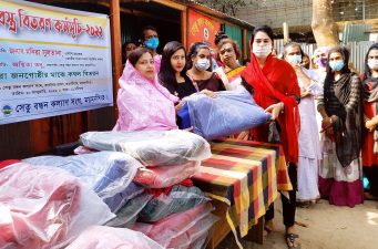 হিজরাদের মাঝে শীতবস্ত্র বিতরণ করেন মনিরা সুলতানা, এমপি