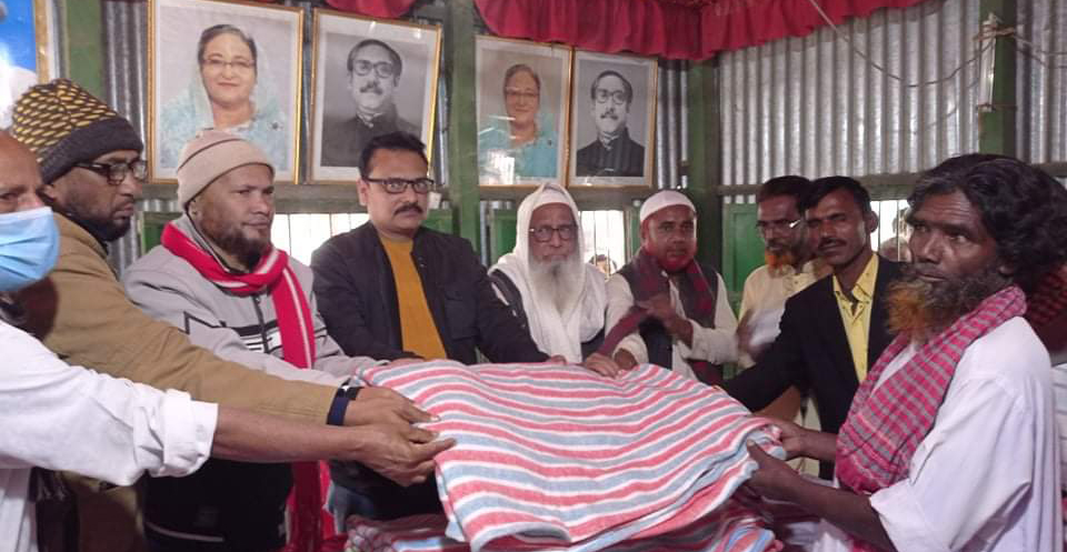 কাজিপুরে কৃষকলীগের উদ্যোগে কৃষকদের মাঝে কম্বল বিতরণ