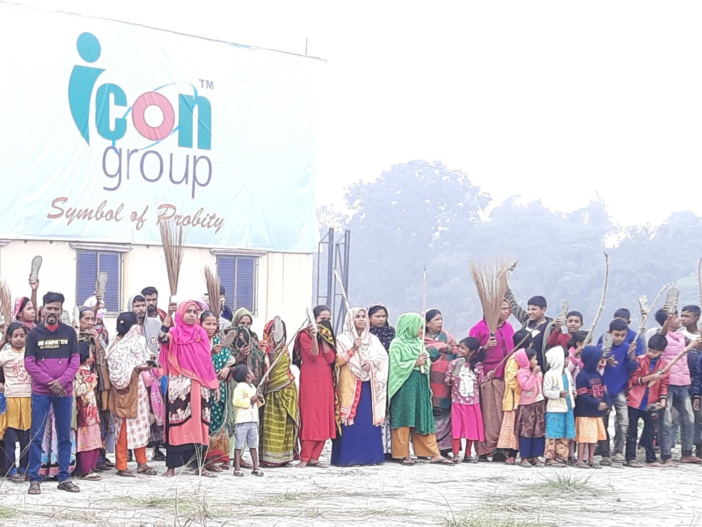 রূপগঞ্জে আইকন আবাসন কোম্পানীর ভুমিদস্যুতার বিরুদ্ধে জমি মালিকদের ঝাড়– মিছিল।