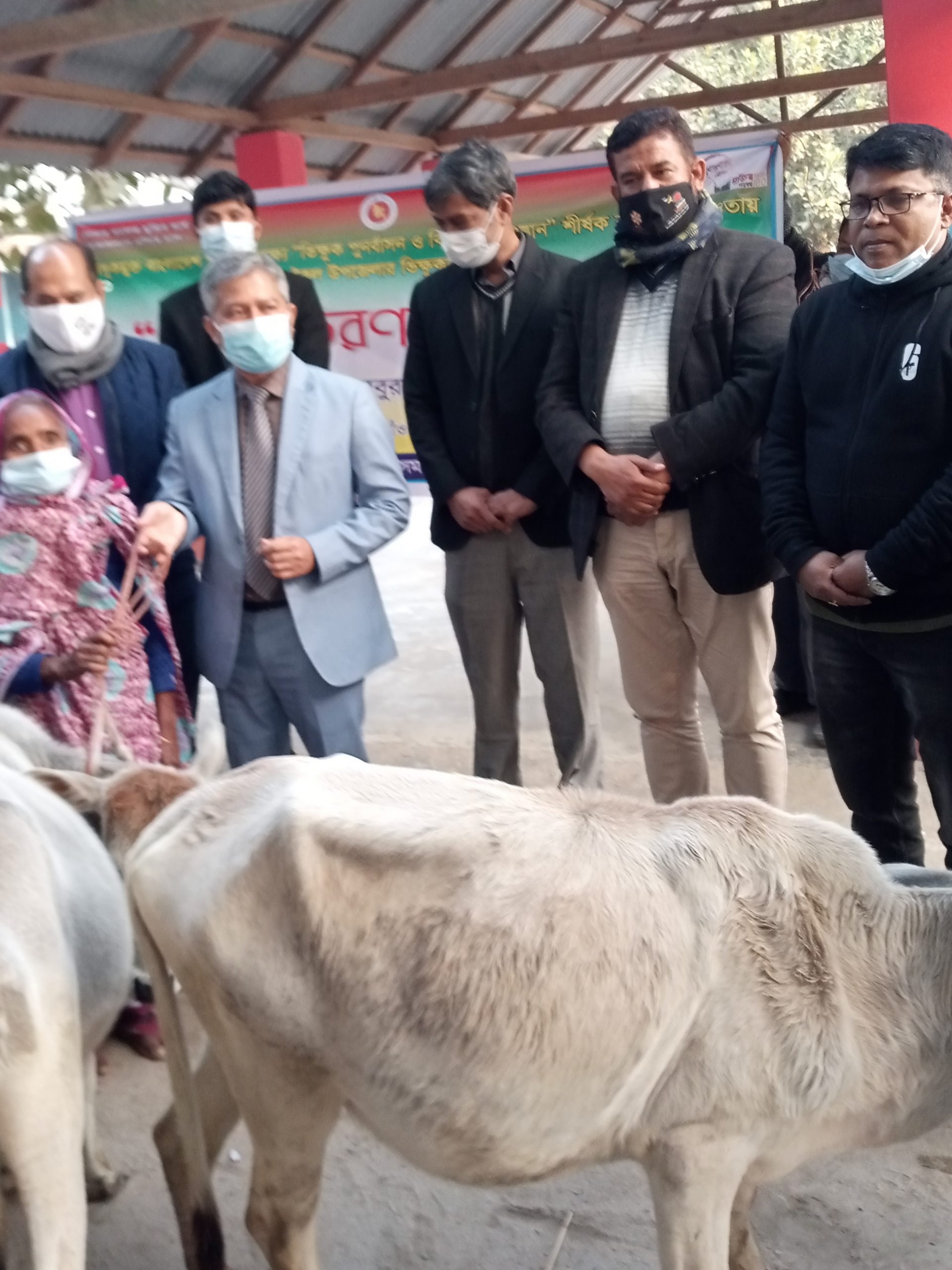 রাণীশংকৈলে ২০ জন ভিক্ষুকের মাঝে গরু বিতরণ