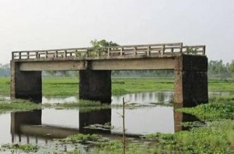 শুকনো মৌসুমেও খাল পাড়ি দিতে নৌকা লাগে