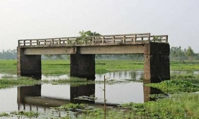 শুকনো মৌসুমেও খাল পাড়ি দিতে নৌকা লাগে