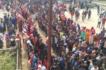 টিকা কেন্দ্রে বিশৃঙ্খলার কারণে পুলিশ মোতায়েন