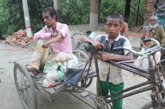 বই-খাতা না নিয়ে পঙ্গু বাবার সংসারের হাল ধরেছেন শিশু মাসুদ