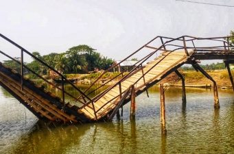 মোরেলগঞ্জে কাঠের পুল ভেঙে যাওয়ায় দুর্ভোগে হাজার হাজার মানুষ