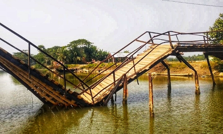 মোরেলগঞ্জে কাঠের পুল ভেঙে যাওয়ায় দুর্ভোগে হাজার হাজার মানুষ