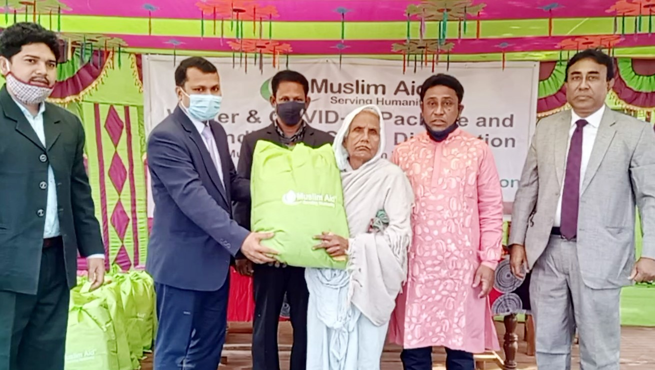 পাঁচবিবিতে সাড়ে ৩ হাজার অসহায় পরিবার পেল বিভিন্ন সামগ্রী