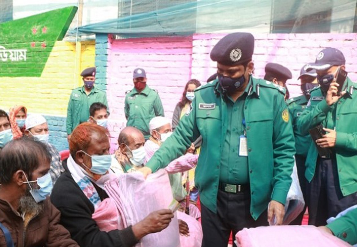 রাজশাহীতে শীতবস্ত্র বিতরণ করলেন আরএমপি পুলিশ কমিশনার