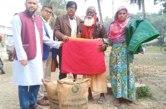 কাজিপুরে অভুক্ত পরিবারের পাশে উপজেলা প্রশাসন