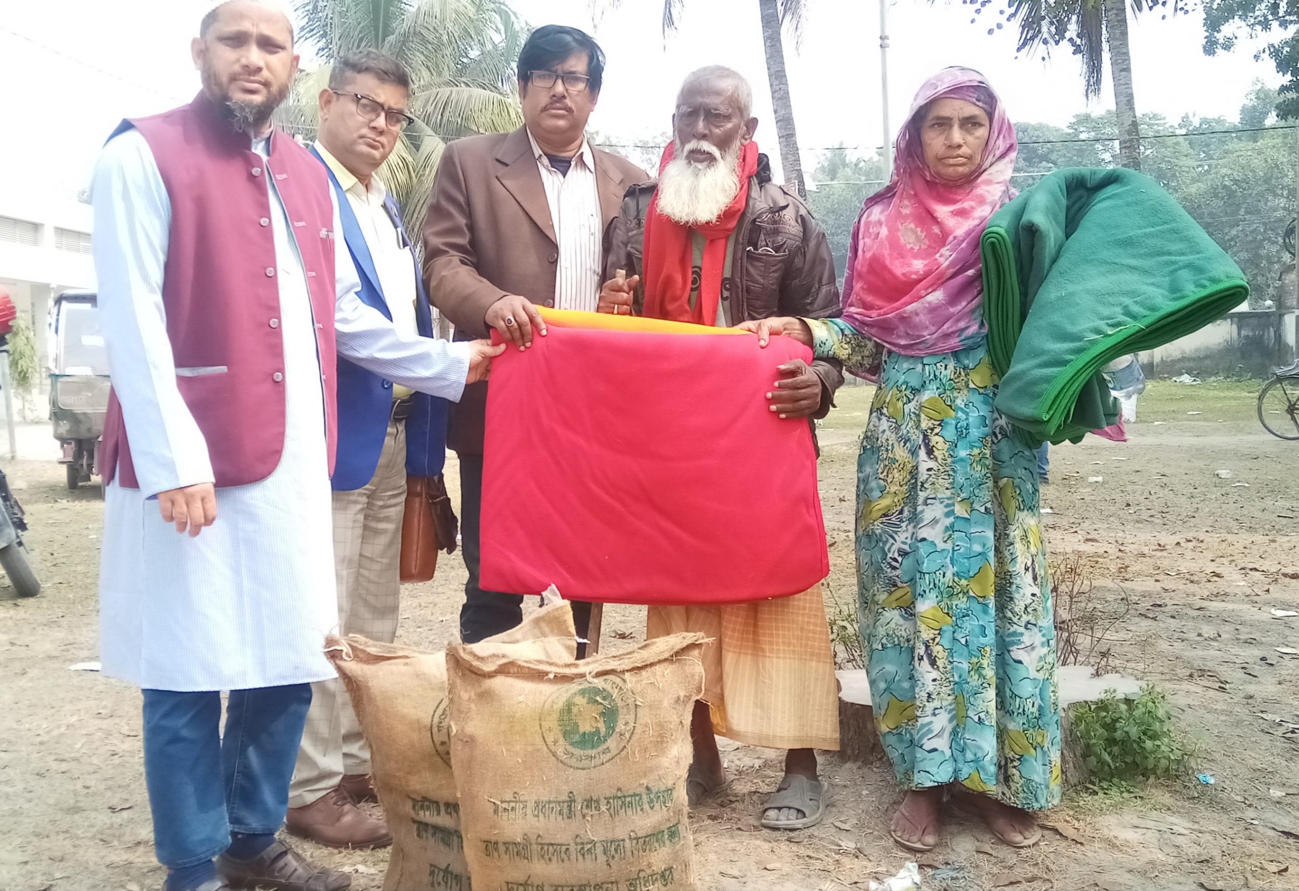 কাজিপুরে অভুক্ত পরিবারের পাশে উপজেলা প্রশাসন