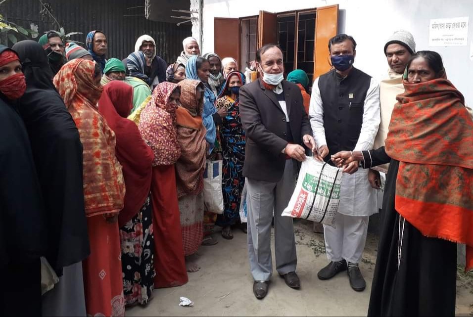 কাজিপুরে ও এম এস চাল ও আটা বিক্রি তদারকিতে পৌর মেয়র ও খাদ্য নিয়ন্ত্রক