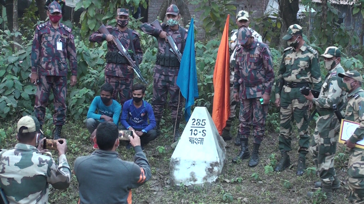 হিলি সীমান্ত আটক দুই শিক্ষার্থীকে ৫ ঘন্টা পর ফেরত দিলেন বিএসএফ