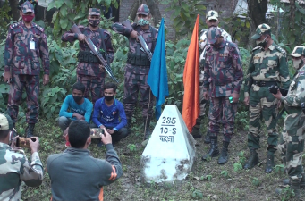 হিলি সীমান্ত আটক দুই শিক্ষার্থীকে ৫ ঘন্টা পর ফেরত দিলেন বিএসএফ