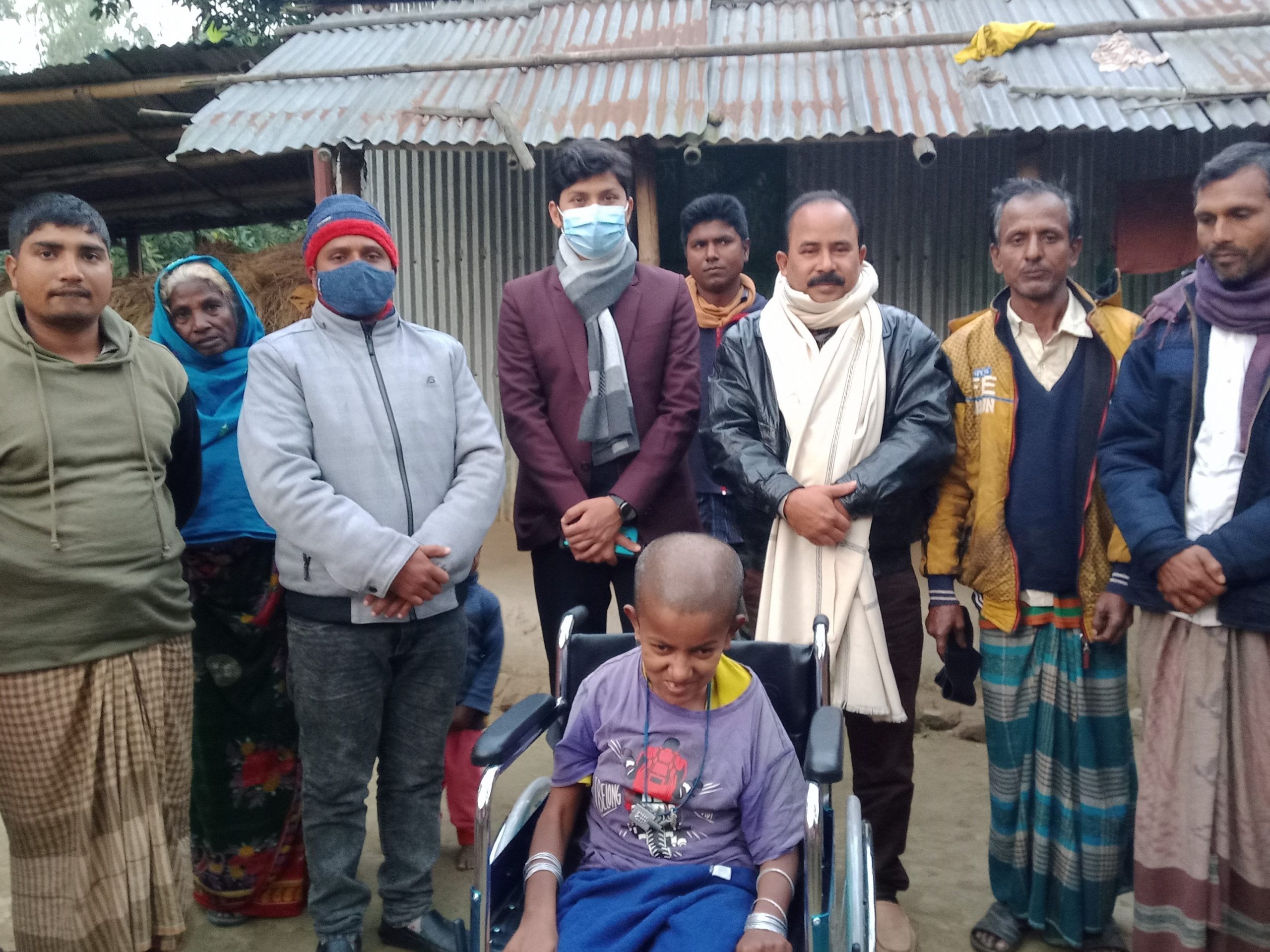 রাণীশংকৈলে আবারো ২ শারিরীক প্রতিবন্ধীকে হুইলচেয়ার দিলেন ইউএনও
