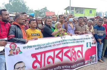 কাজিপুরে আঃলীগ নেতার উপর হামলাকারীদের গ্রেফতারের দাবিতে এলাকাবাসির মানববন্ধন