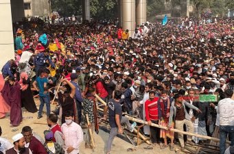 টিকা প্রত্যাশীদের উপচেপড়া ভিড়, পরিস্থিতি নিয়ন্ত্রণে লাঠিপেটা