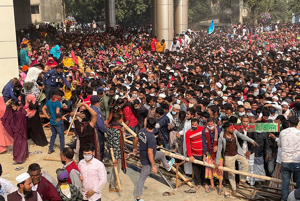 টিকা প্রত্যাশীদের উপচেপড়া ভিড়, পরিস্থিতি নিয়ন্ত্রণে লাঠিপেটা