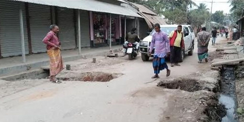 হাকিমপুর পৌরসভার সড়কের বেহাল দশা দুর্ভোগ চরমে