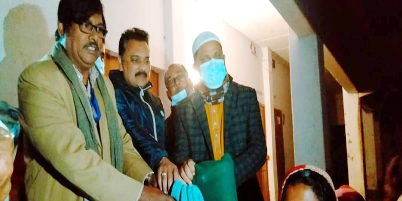 কাজিপুরে ছিন্নমূল শীতার্তদের মাঝে  উপজেলা প্রশাসনের  শীত বস্ত বিতরণ 