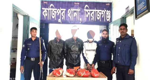 কাজিপুরে চার কেজি গাঁজা সহ তিন মাদকব্যবসায়ী আটক