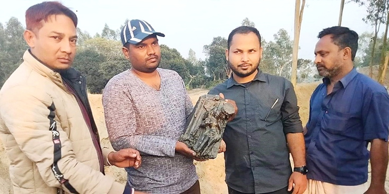 নবাবগঞ্জে পুকুর খননের সময় কোটি টাকার কষ্টিপাথরের মূর্তি উদ্ধার