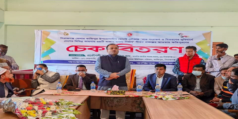কাজিপুরে বাফার গুদাম নির্মাণ প্রকল্পের আওতায় ক্ষতি পুরুনের চেক বিতরণ 