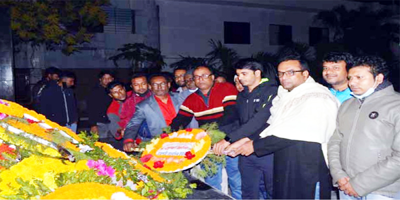 একুশের প্রথম প্রহরে ভাষা শহীদদের প্রতি আরইউজের শ্রদ্ধা