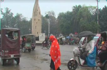 রাজশাহীতে গুড়ি গুড়ি বৃষ্টি প্রভাবে দেখা নেই সূর্যের