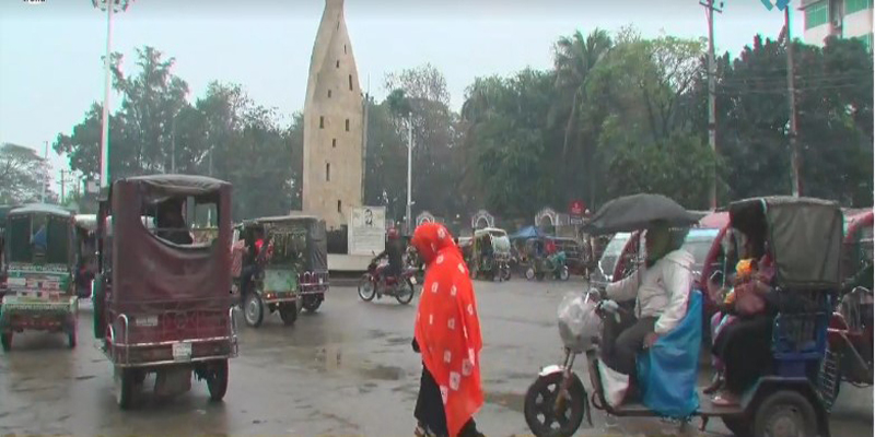 রাজশাহীতে গুড়ি গুড়ি বৃষ্টি প্রভাবে দেখা নেই সূর্যের