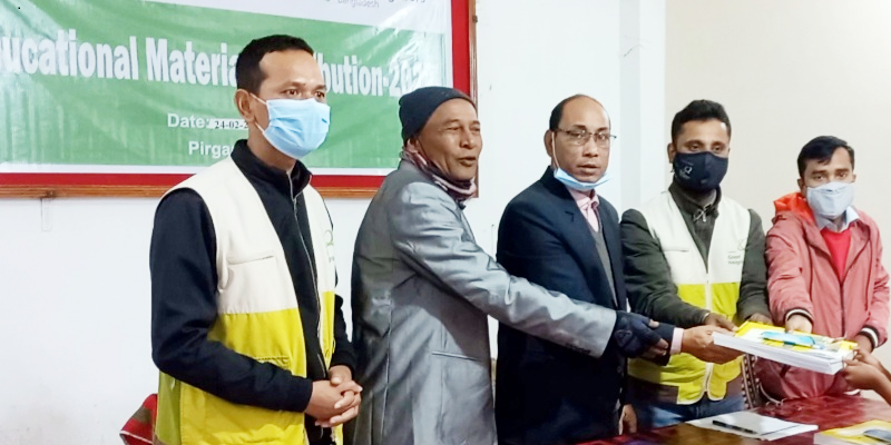 পীরগঞ্জ শিক্ষার্থীদের মাঝে শিক্ষা উপকরণ বিতরণ