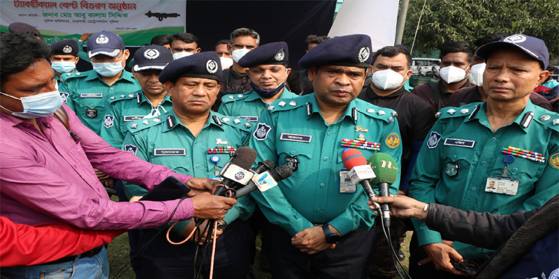 আরএমপি পুলিশ সদস্যদের মাঝে ট্যাকটিক্যাল বেল্ট বিতরণ