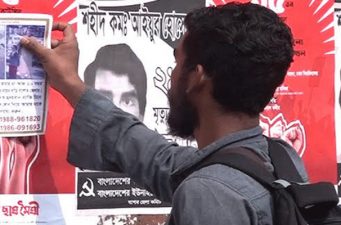 বাড়ীর প্রাচীরে-বৈদ্যুতিক খুঁটিতে পোস্টার লাগিয়ে মাকে খুঁজছেন মুস্তাকিন