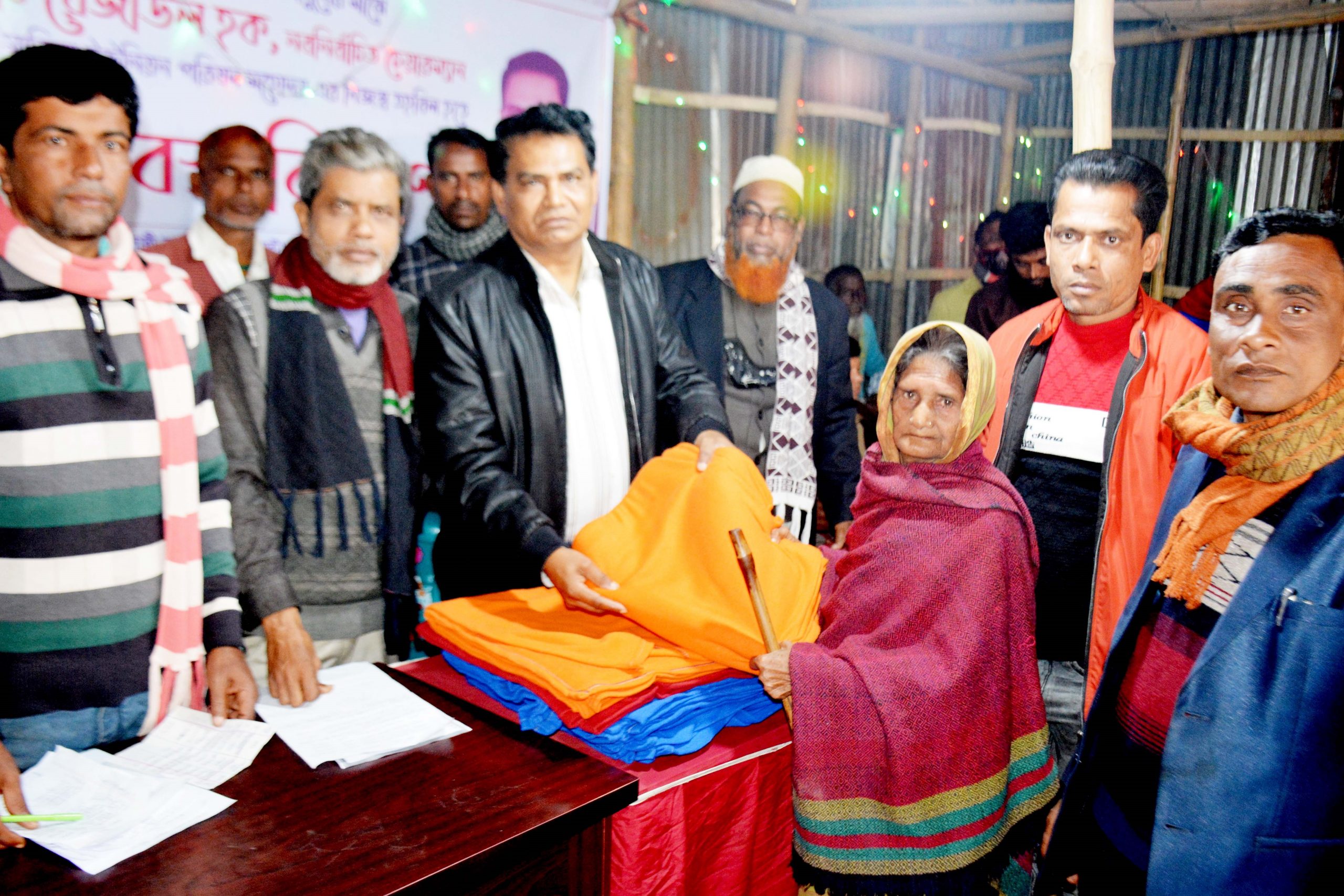 বাগমারায় শীতার্তদের পাশে দাঁড়ালেন নবনির্বাচিত চেয়ারম্যান রেজাউল হক