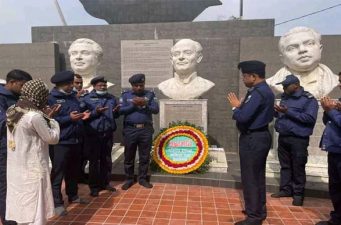 কাজিপুরে বঙ্গবন্ধু ও জাতীয় চার নেতার প্রতিকৃতিতে নতুন ওসির শ্রদ্ধা নিবেদন