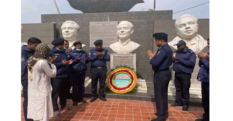 কাজিপুরে বঙ্গবন্ধু ও জাতীয় চার নেতার প্রতিকৃতিতে নতুন ওসির শ্রদ্ধা নিবেদন
