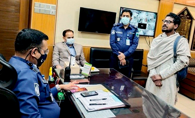 ‘ভাতের বিনিময়ে পড়াতে চাওয়া’ আলমগীর চাকরি পাচ্ছেন