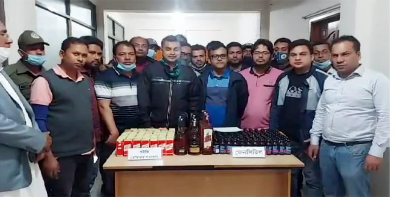 হিলিতে পোর্টের ভেতরে রাইজব্যান্ড বোঝায় ট্রাক থেকে মদ,ফেনসিডিল উদ্ধার