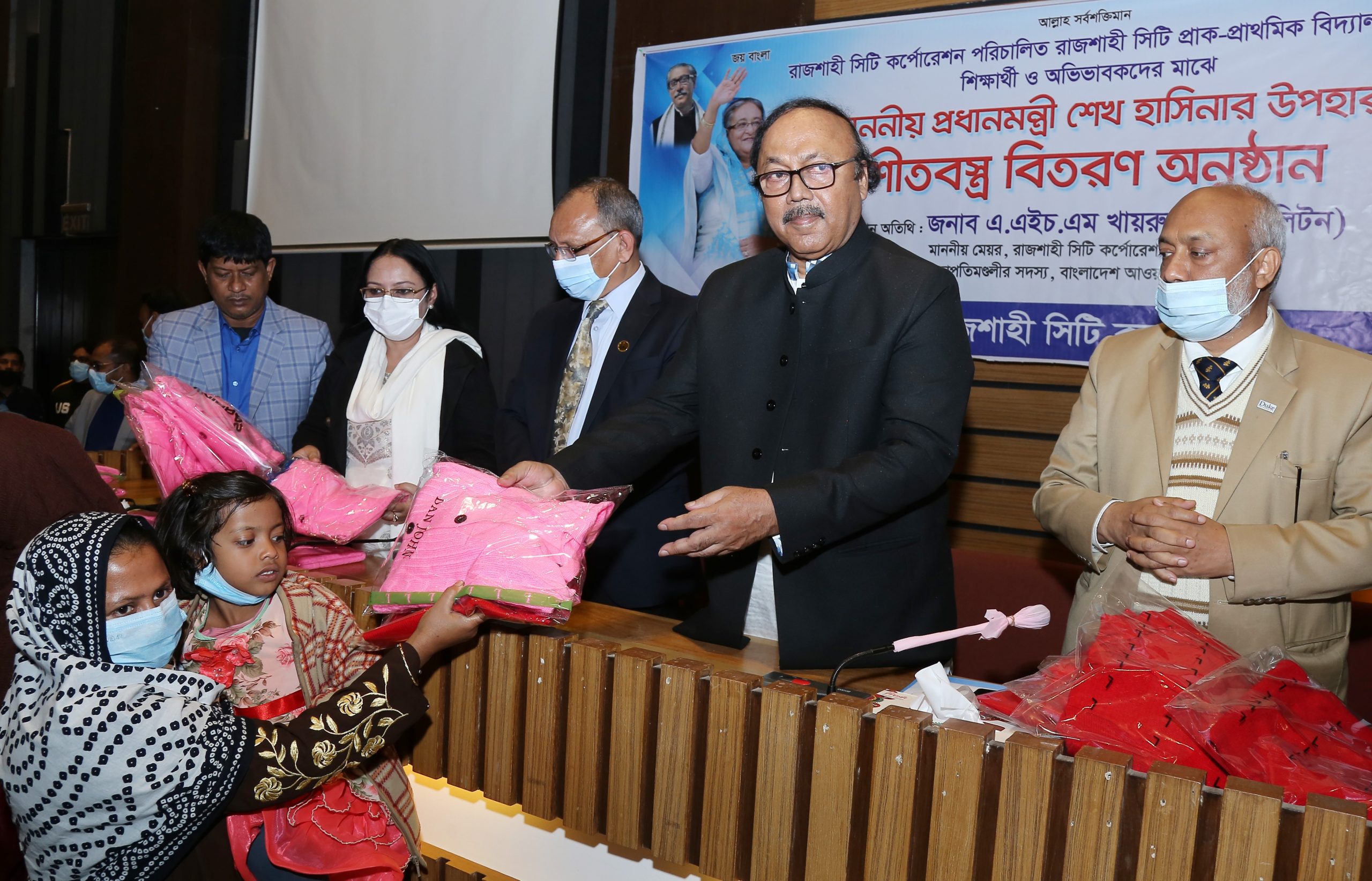 রাজশাহী সিটি প্রাক-প্রাথমিক বিদ্যালয়সমূহের ২৬০০ শিক্ষার্থীকে শীতবস্ত্র দিলেন রাসিক মেয়র লিটন