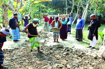 ৪০ বছর পর রাস্তায় মাটি,দুর্ভোগ থেকে রেহাই গ্রামবাসীর