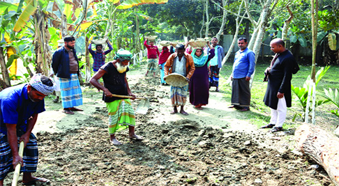 ৪০ বছর পর রাস্তায় মাটি,দুর্ভোগ থেকে রেহাই গ্রামবাসীর