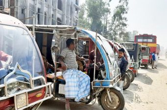 কাজিপুরে নিত্যপণ্যের দাম বৃদ্ধির অজুহাতে ইজিবাইকের  ভাড়া বৃদ্ধি, বিপাকে যাত্রীরা