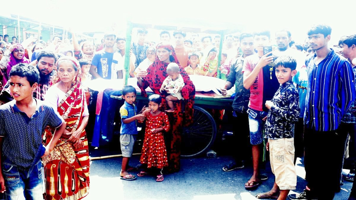 ঠাকুরগাঁওয়ে মরদেহ রাস্তায় রেখে সড়ক অবরোধ করে প্রতিবাদ বিক্ষোভ