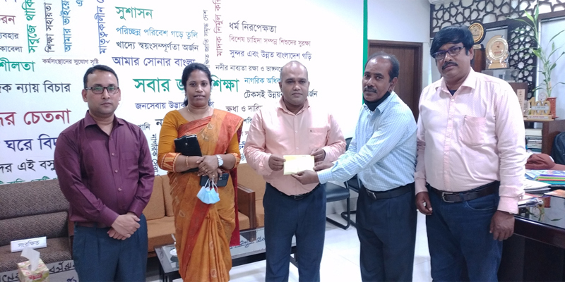 ডিসির সহায়তা পেলো কাজিপুরের অসহায় চার পরিবার